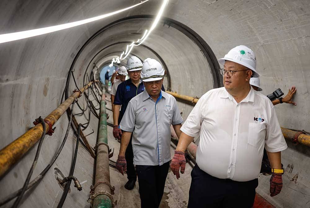 Zulkiflee (dua, kanan) melawat tapak projek selepas majlis penganugerahan oleh Malaysia Book of Records pada Jumaat. - Foto Bernama