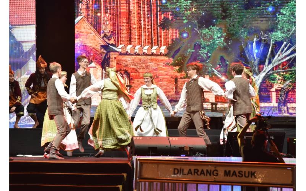 Kumpulan belia dari Lithuania mengadakan persembahan kebudayaan mereka sempena APYFF 2023 di Laman MBPJ pada 24 September.