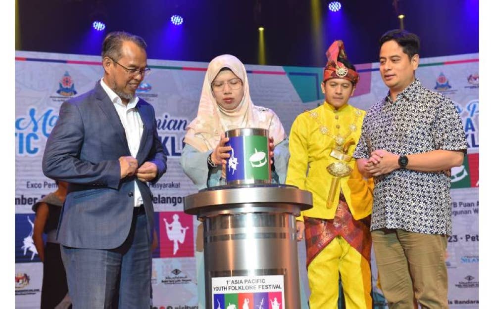 Anfaal (dua dari kiri) meletakkan silinder sebagai tanda simbolik perasmian AYFF 2023 dan disaksikan oleh Mohamad Azham (kiri).