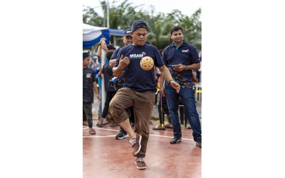 Pengunjung boleh mencuba bakat menimbang bola takraw sempena MSAM 2023.