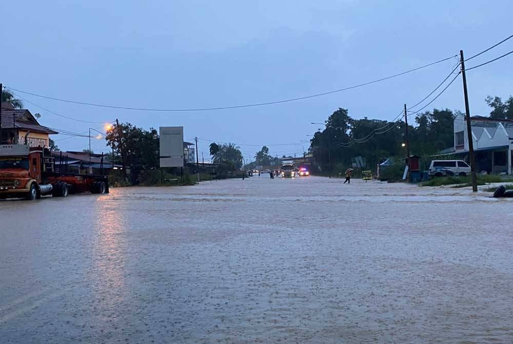 Jalan di Kelewek dilimpahi air selepas hujan lebat pada petang Jumaat.