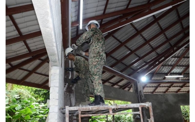 Antara anggota Unit 91, RAJD, TDM giat melaksanakan kerja-kerja pembinaan semula surau Abu Hurairah untuk manfaat para kakitangan serta pengunjung Zoo Negara.