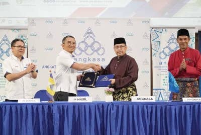 MoU antara Angkasa dan LHDN telah ditandatangani oleh pengurusan tertinggi kedua-dua pihak diketuai oleh Abdul Fattah (dua dari kanan) dan Mohd Nizom Sairi (dua dari kiri).