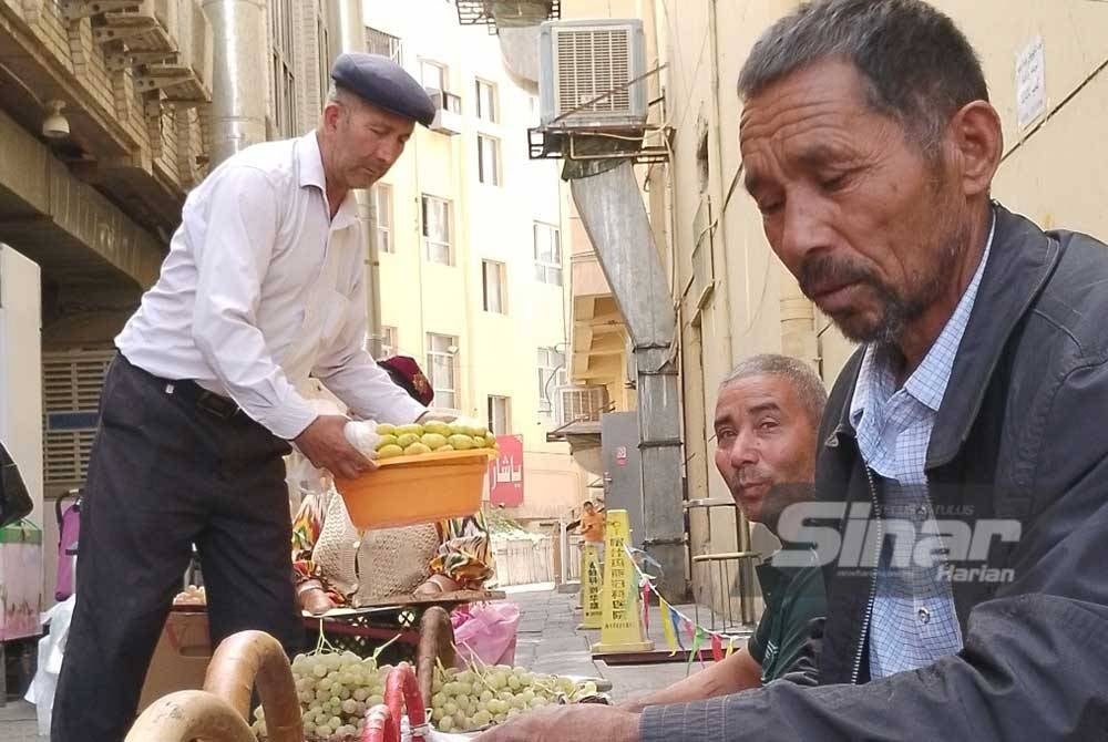 Penduduk tempatan menjual buah-buahan kering.