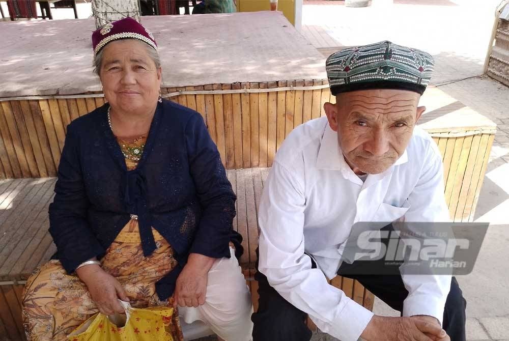 Pasangan suami isteri warga emas Uighur memakai doppa iaitu topi yang menjadi identiti kepada etnik tersebut di Kashgar.