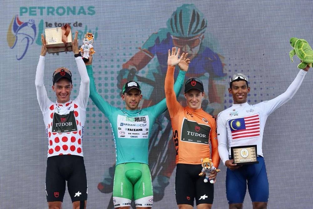 Dari kiri, Pellaud, Carr, De Kleijn dan Pronskiy menyarung jersi masing-masing selepas tamat perlumbaan Peringkat 7 LTdL 2023 di Seremban 2 pada Jumaat.