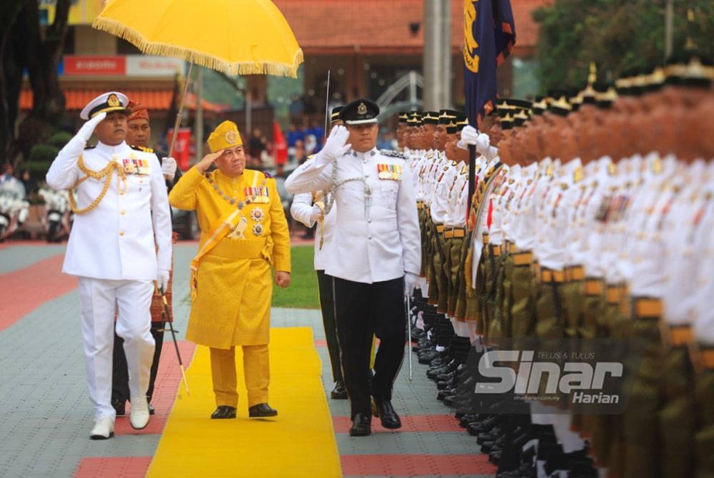 Tengku Muhammad Faiz Petra (tengah) menyempurnakan Istiadat Pemeriksaan Barisan Kehormatan sempena Ulang Tahun Keputeraan Sultan Kelantan, Sultan Muhammad V.