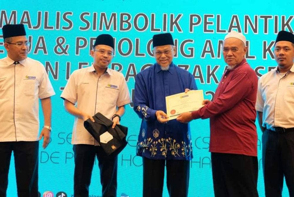 Mohd Tamyes (tiga dari kanan) menyampaikan sijil lantikan PAK pada Bengkel Induksi Gerak Kerja PAK pada Jumaat.