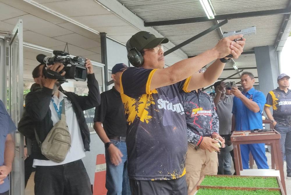 Azam menunjukkan kemahiran menembak ketika Program Menembak SPRM Bersama Media di Lapang Sasar Maktab Penjara Malaysia di Kajang pada Sabtu.