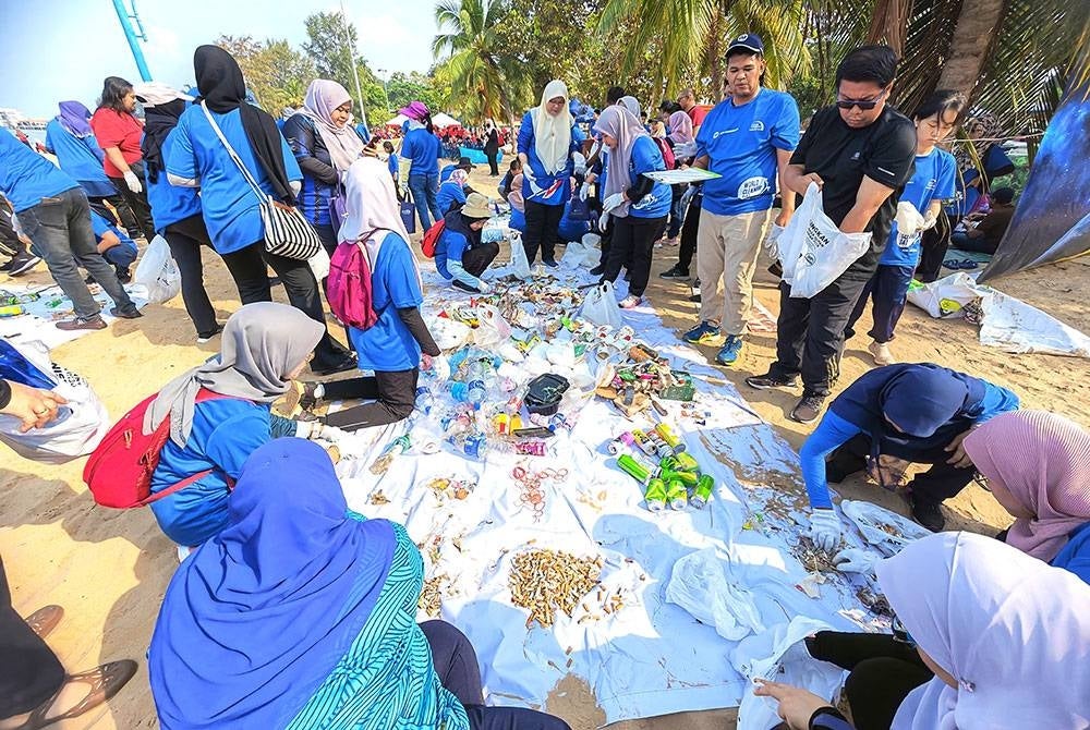 Sampah yang berjaya dikutip di Pantai Saujana