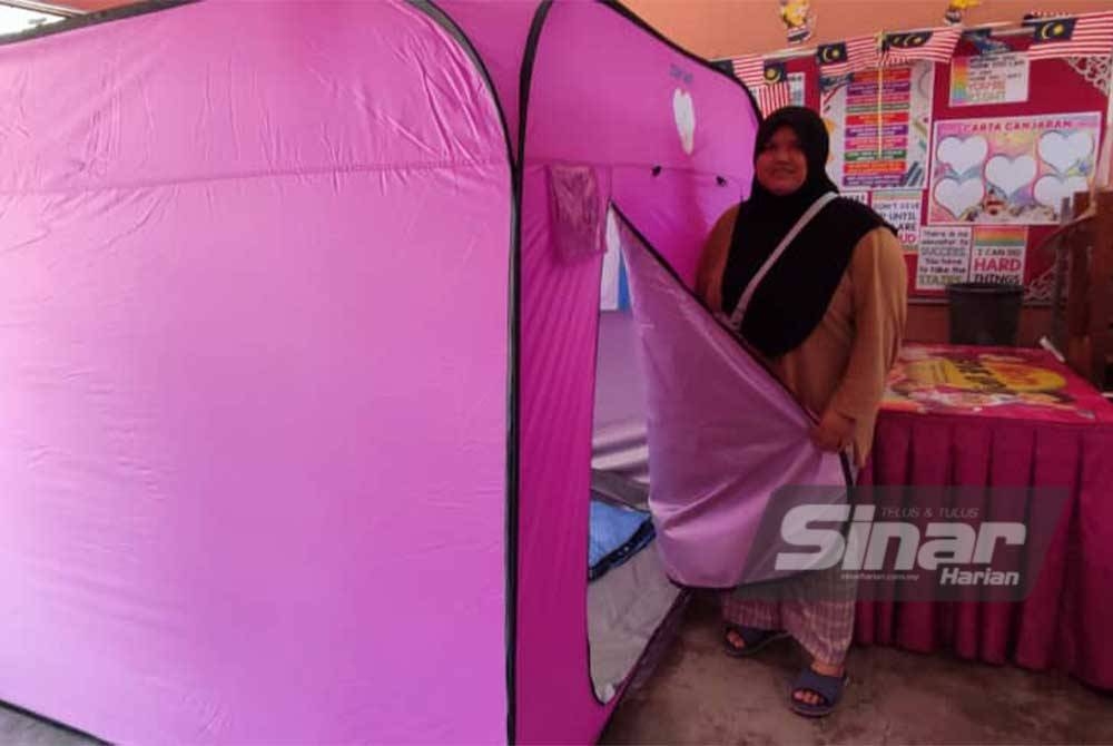 Syafikah berpindah ke PPS SK Titi Gajah selepas rumahnya di Sungai Baru dinaiki air.