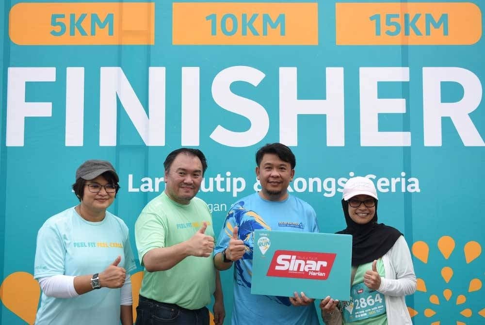 Lukanisman diiringi Kenneth (dua dari kiri) menyampaikan plak penghargaan selaku rakan kerjasama Lotus's kepada Pengurus Grup Pengiklanan Sinar Harian, Hasryna Mohd Mokhtar - Foto: SINAR HARIAN/ MOHD RAFIQ REDZUAN HAMZAH