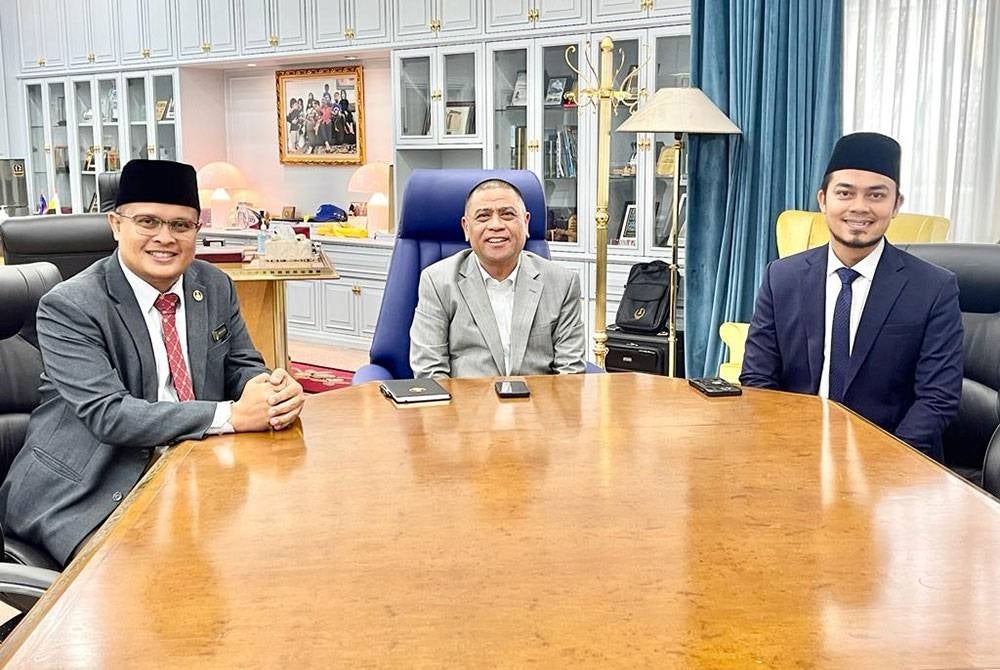 Mohd Akmal (kiri) bersama ADUN Manjoi, Hafez Sabri (kanan) mengadakan pertemuan dengan Saarani ketika Sidang DUN Perak minggu lalu berhubung isu kotak makanan Yayasan Perak.