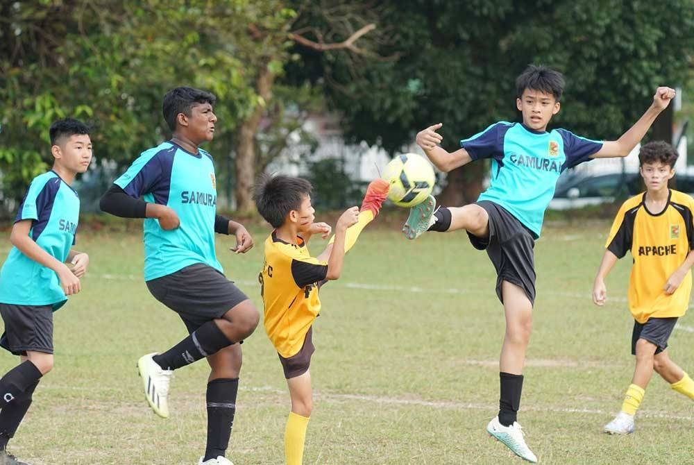 Antara aksi melibatkan pasukan yang bertanding dalam kejohanan SJCYFL di padang Sekolah Menengah Kebangsaan USJ 4, Subang Jaya pada Sabtu.