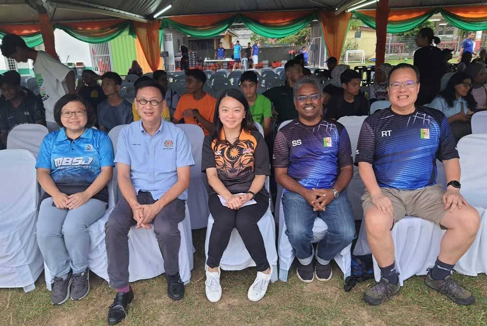Hannah (tengah) bersama Stephen (dua dari kanan) dan setiausaha kelab, Richard Tan (kanan) di majlis perasmian kejohanan SJCYFL di Sekolah Menengah Kebangsaan USJ 4, Subang Jaya pada Sabtu.