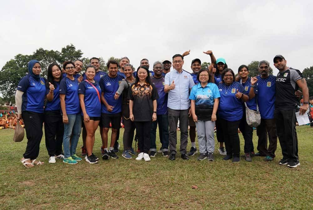 Hannah (tengah) merakam kenangan bersama pihak penganjur liga.