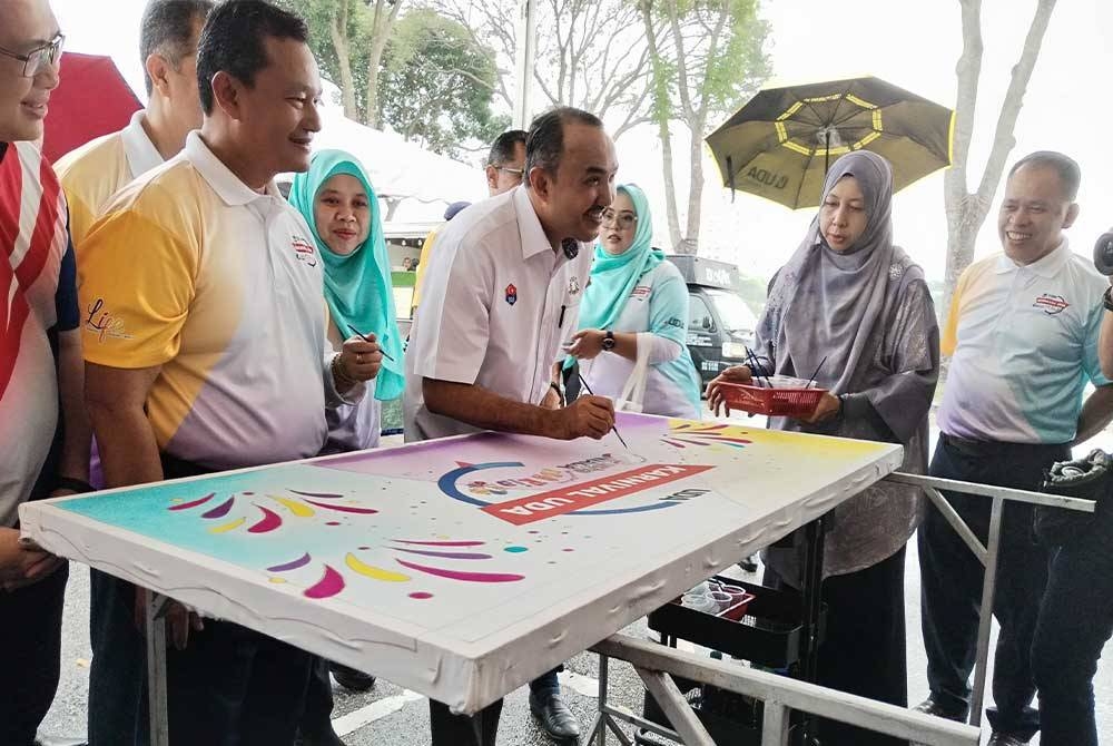 Mohd Jafni (tengah) menyempurnakan Majlis Perasmian Karnival UDA 2023 di Angsana Mall pada Sabtu.