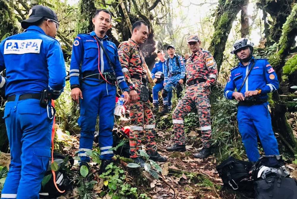 Sebahagian anggota Pasukan Khas Pertahanan Awam (Paspa) dan bomba yang menyertai misi SAR pelancong warga India yang dilaporkan hilang di Gunung Jasar, Tanah Rata sejak lebih seminggu lalu.