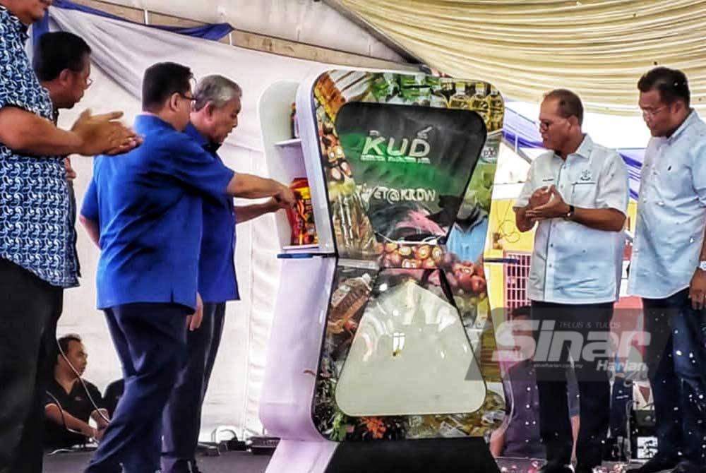Ahmad Zahid (empat dari kanan) menyempurnakan simbolik perasmian program Sentuhan Kasih Desa Pelangai Mini Ekspo TVET KKDW dan Keusahawanan Desa di Dataran Simpang Pelangai pada Sabtu.