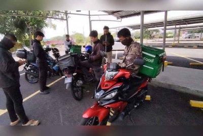 Golongan pekerja ekonomi gig terdedah dengan pelbagai risiko di jalan raya semasa menghantar pesanan pelanggan.