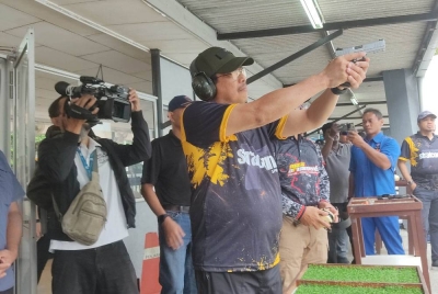 Azam menunjukkan kemahiran menembak ketika Program Menembak SPRM Bersama Media di Lapang Sasar Maktab Penjara Malaysia di Kajang pada Sabtu.