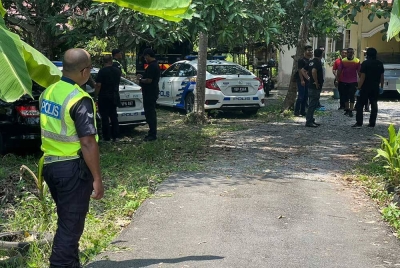 Anggota forensik IPK Perlis ke lokasi kejadian di rumah mangsa yang maut ditikam suaminya pada Sabtu.