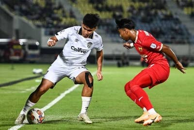 Pemain muda TFC, Muhammad Syahmi Zamri (kiri) diasak pemain Selangor, Muhammad Mukhairi Ajmal Mahadi (kanan) pada perlawanan Liga Super di Stadium Sultan Mizan Zainal Abidin pada Jumaat.