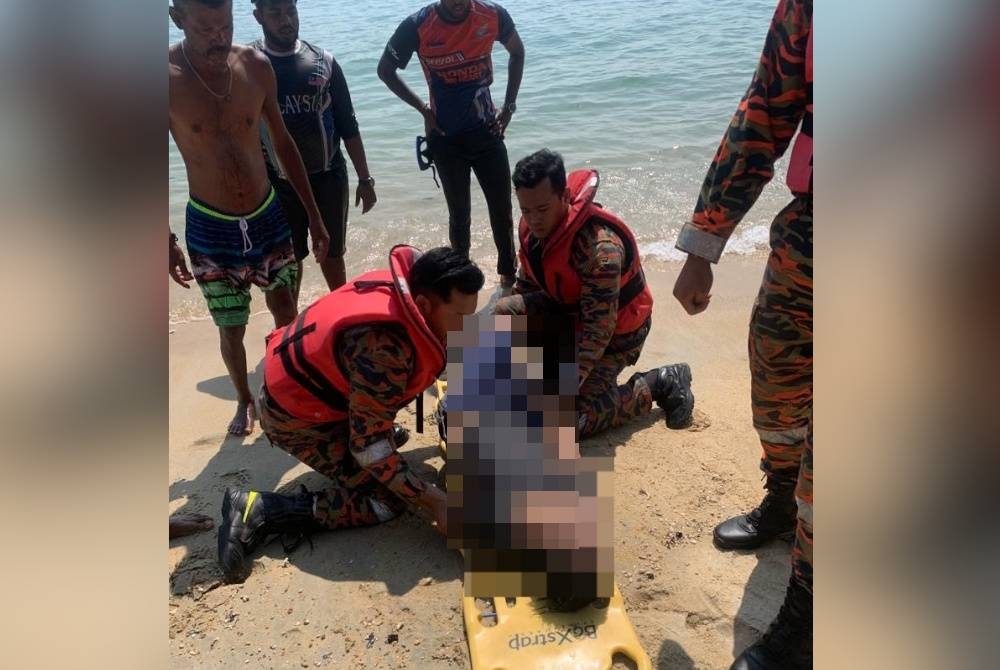 Mangsa diberikan bantuan awal oleh pegawai perubatan di lokasi kejadian. - Foto Bomba Perak