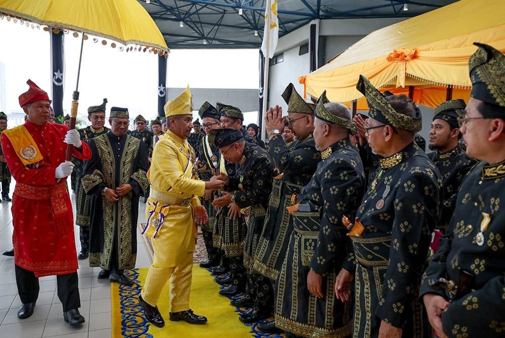 Sultan Mizan (dua dari kiri) berangkat mencemar duli pada Istiadat Pembukaan Persidangan Penggal Pertama Dewan Undangan Negeri ke-15 di Dewan Undangan Negeri, Wisma Darul Iman, Kuala Terengganu pada Ahad.