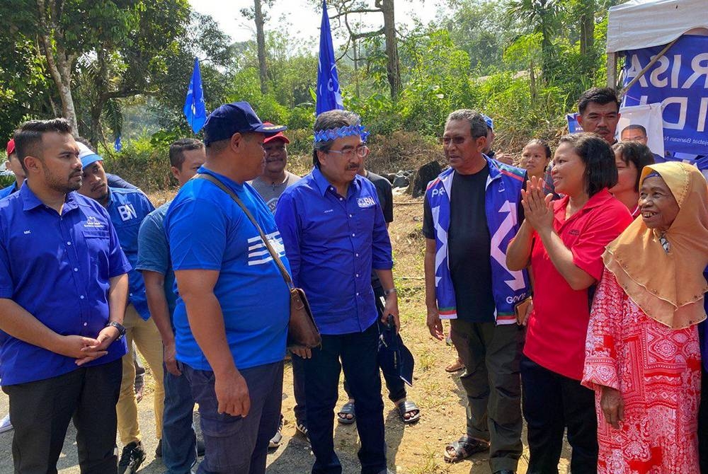 Johari (tengah) ketika turun padang di Kampung Orang Asli Sungai Gapoi, Bentong pada Ahad.