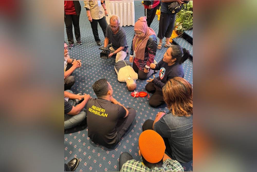 Para peserta diajar kemahiran asas renang dan menyelamat.