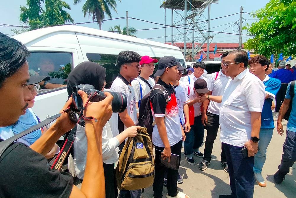 Mohamed Khaled beramah mesra dengan pengunjung di dataran Pelangai di Kuantan pada Ahad.
