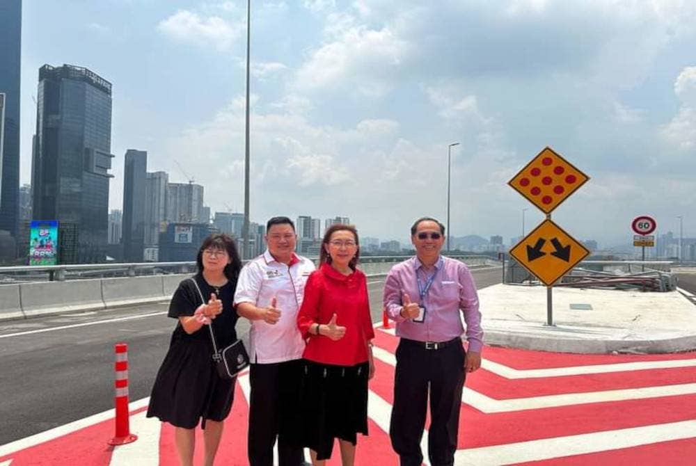 Teresa (dua dari kanan) ketika membuat tinjauan di SPE pada Ogos lalu. - Facebook Teresa Kok