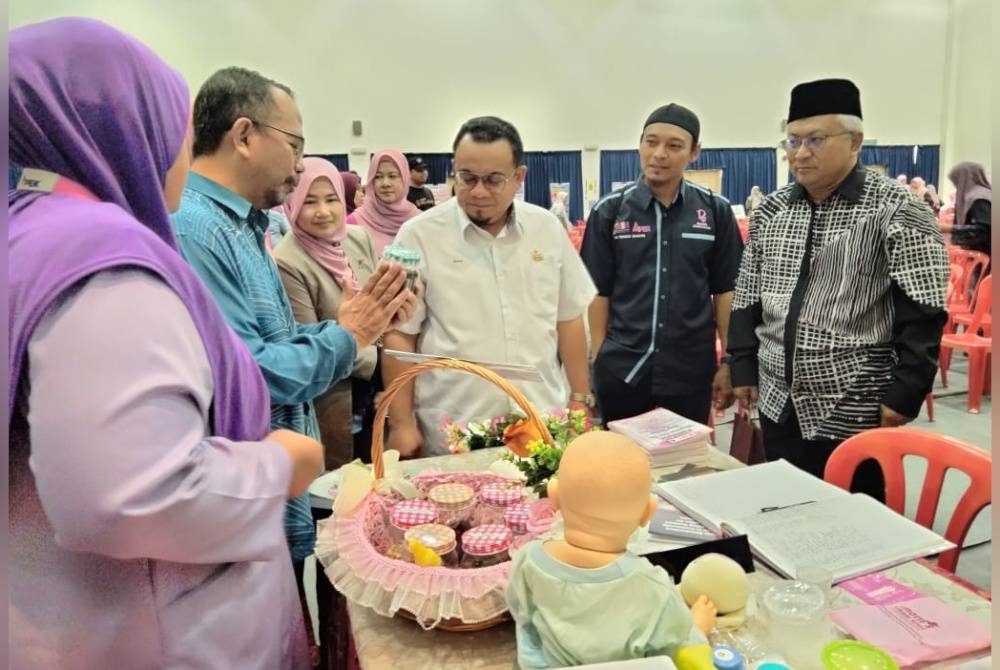 Dr Shaharum (kanan) melihat bahan makanan di reruai sempena Karnival Kesejahteraan Payudara Peringkat Negeri Kelantan di sini pada Ahad.