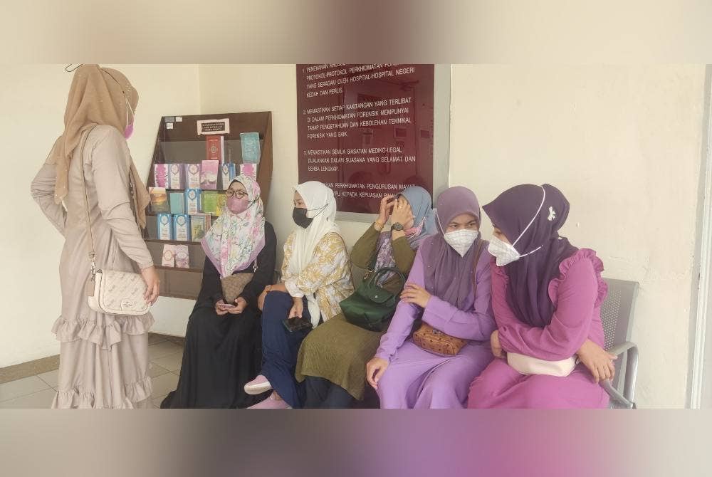 Rakan sekerja mangsa turut menunggu di Jabatan Forensik Hospital Sultanah Bahiyah (HSB), dekat sini pada Ahad.
