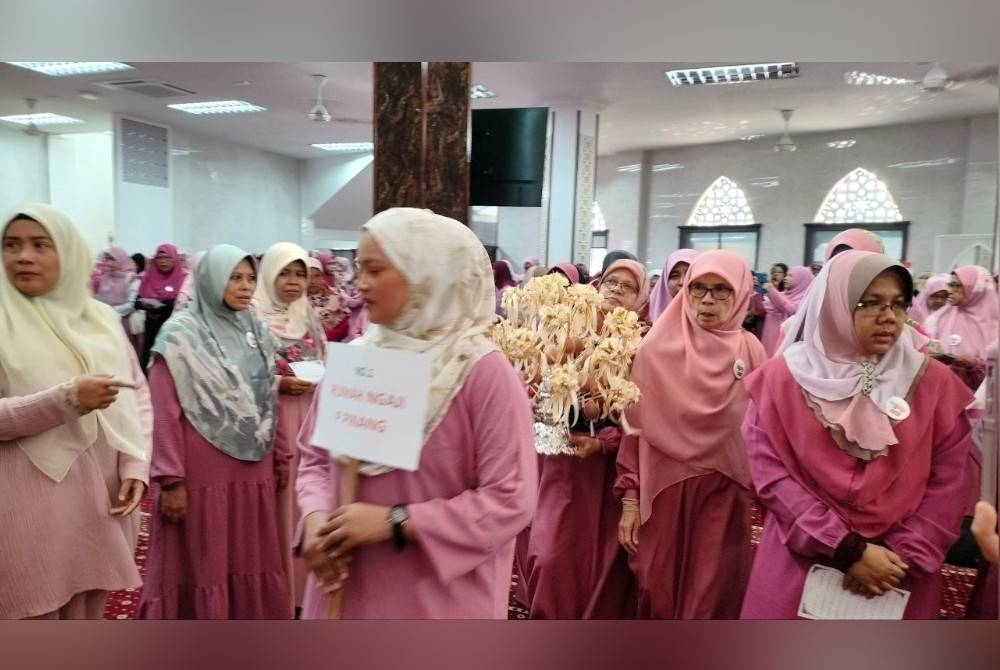 Perarakan jambangan bunga telur antara aktiviti yang memeriahkan lagi sambutan.