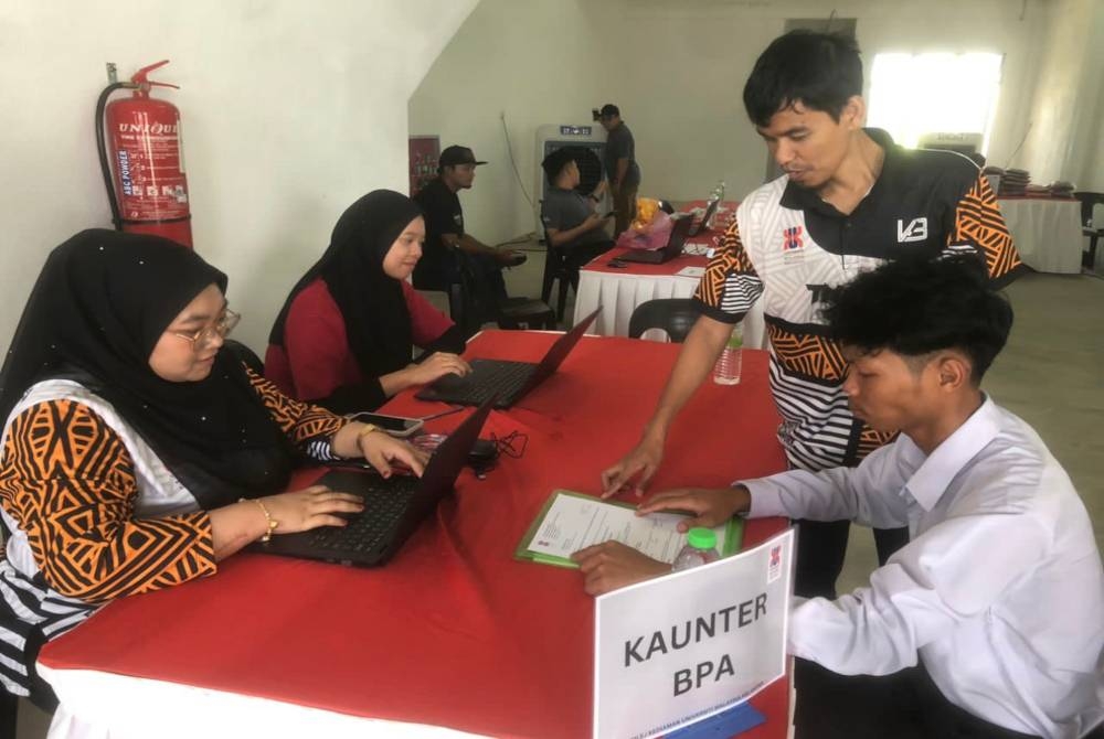 Shahrizan (kanan) turut mendaftar sebagai penuntut di UMK pada Ahad