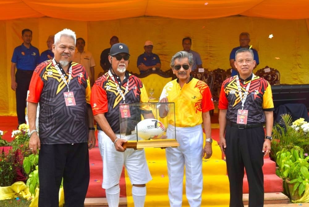 
Dua dari kanan, Raja Muda Perak, Raja Jaafar Raja Muda Musa bersama Pengerusi Bersama MCKK Premier 7s, Amrul Hazarin Hamidon (kiri), Presiden MCOBA, Tunku Datuk Ahmad Burhanuddin dan Pengerusi Bersama MCKK Premier 7s, Mohd Shahadan Abd Rahman.