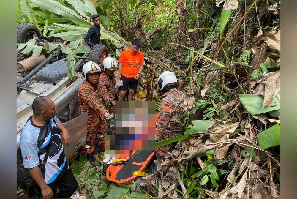 Anggota bomba memberi rawatan awal kepada mangsa yang cedera.