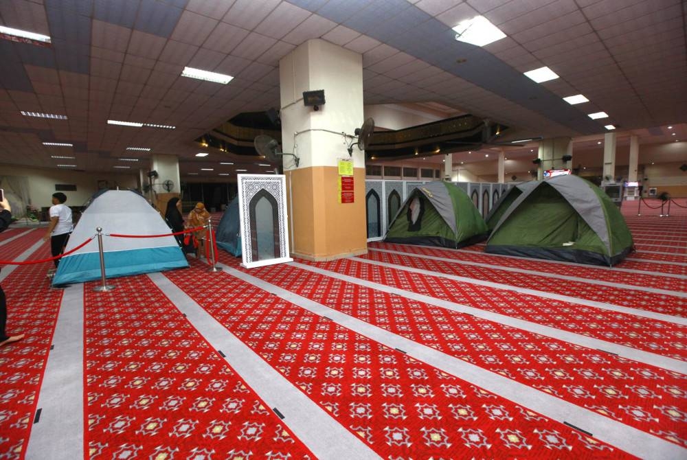 Inisiatif pemasangan khemah untuk kegunaan keluarga bagi program Musafir Hana sempena Pendaftaran Kemasukan Pelajar Baharu UPM sesi akademik 2023/2024 di Masjid UPM.