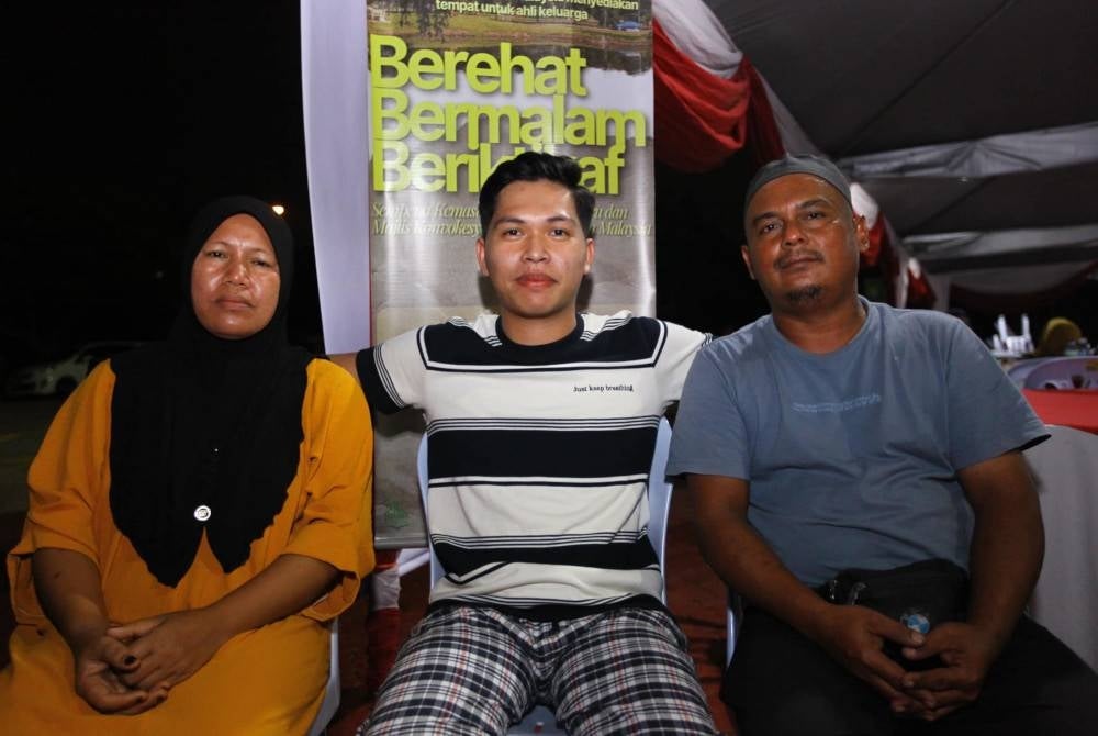 Norsyam Hakimi (tengah) bersama ibu bapanya bermalam di Masjid UPM.