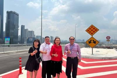 Teresa (dua dari kanan) ketika membuat tinjauan di SPE pada Ogos lalu. - Facebook Teresa Kok