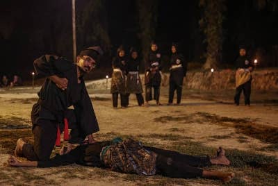 Ahmad Tajuddin giat mengajar anak muridnya berlatih silat sebagai aktiviti malam minggu ketika di Gelanggang Silat Kampung Chemomoi baru-baru ini. Foto: Bernama