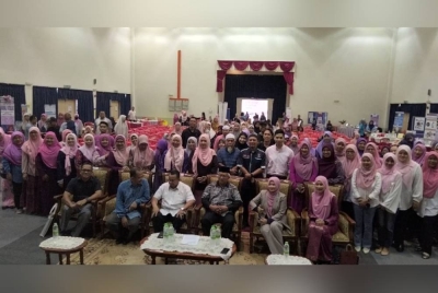 Hilmi (depan, tiga dari kiri) bersama tetamu Karnival Kesejahteraan Payudara Peringkat Negeri Kelantan pada Ahad.