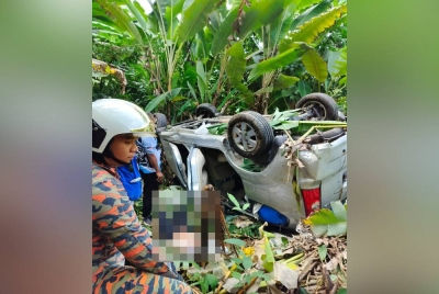 Anggota bomba mengeluarkan mangsa yang tercedera.