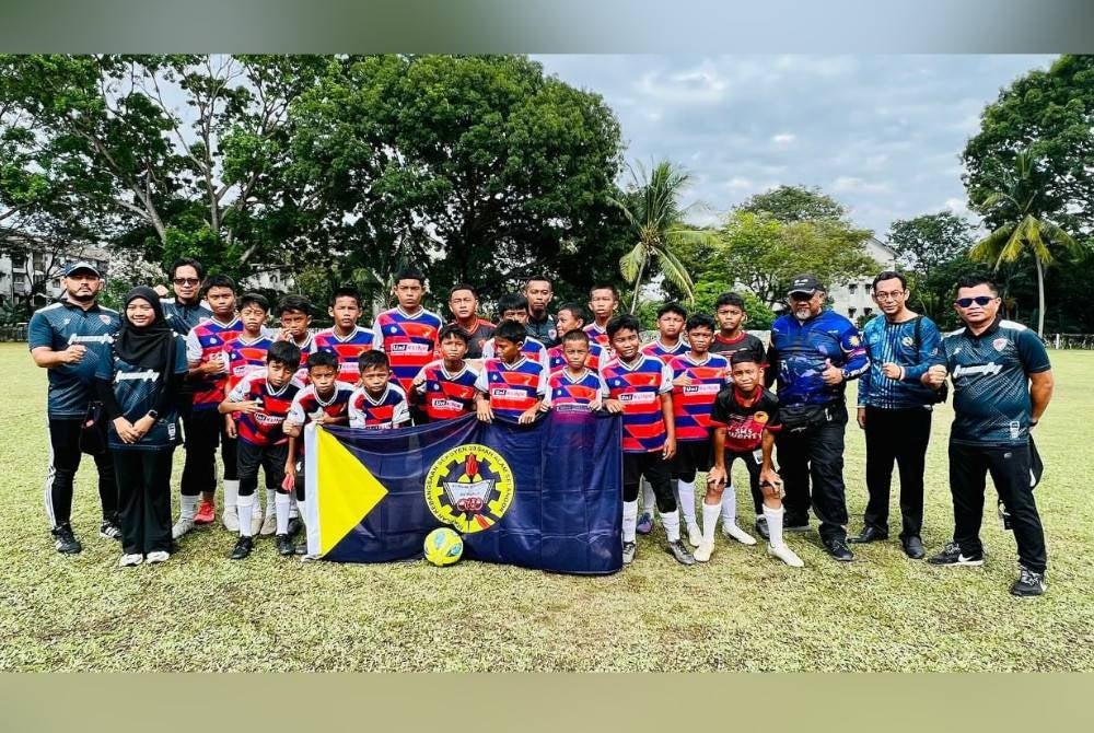 
Nik Juhaidi (kiri) bersama guru besar SK Seksyen 20, Lutfee Ismail Amir; Yang Dipertua PIBG, Haidzir Sham Masngat, barisan kejurulatihan dan pemain skuad saingan Piala Raja Muda Selangor 2023.