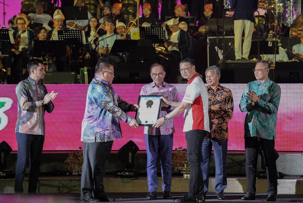 Wakil MBOR menyerahkan sijil pengiktirafan kepada King Sing (dua dari kiri) dengan disaksikan oleh Anwar (tiga dari kiri).