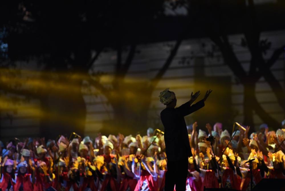 
Persembahan yang diiringi 230 pemain rebana dan 200 awak-awak dikir barat memeriahkan Festival Budaya Putrajaya 2023 pada Sabtu.