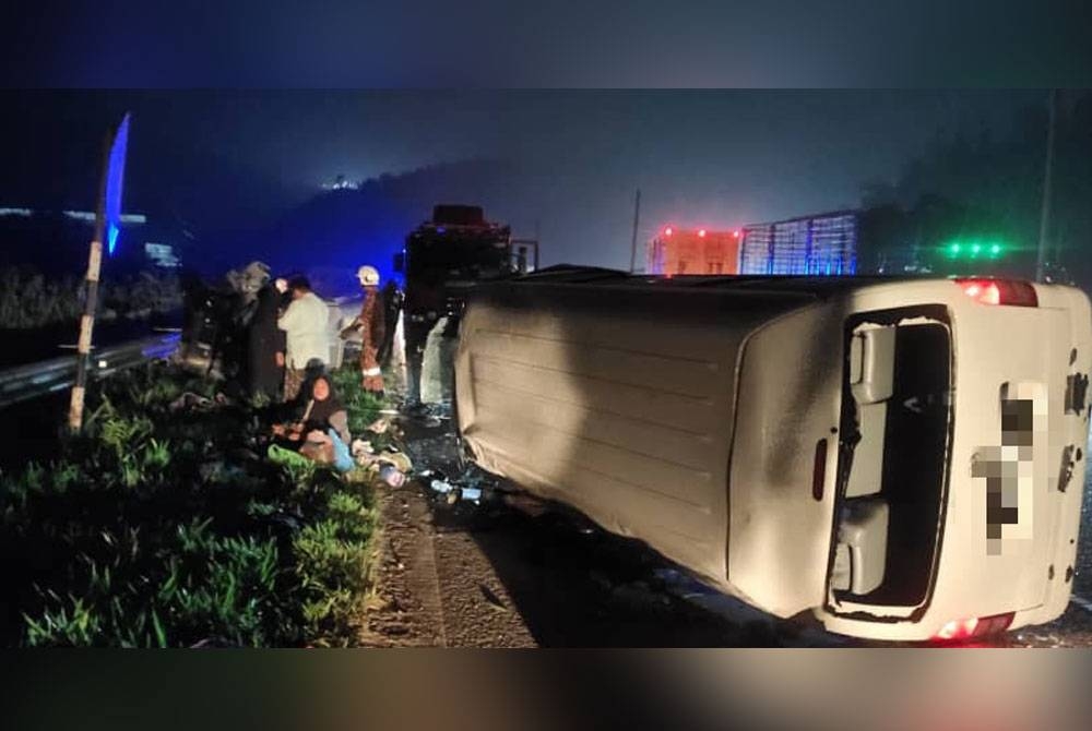 Keadaan nahas melibatkan kereta dan van di Jalan Gerik-Baling pada Isnin yang mengorbankan dua nyawa pada Isnin. - Foto Bomba Perak