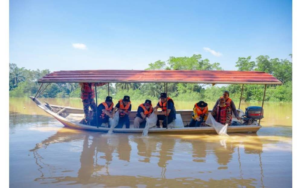 Kakitangan KSSB bersama para anggota Bomba dan Penyelamat dari Balai Sabak Bernam melepaskan 2,000 anak ikan lampam ke dalam Sungai Bernam.